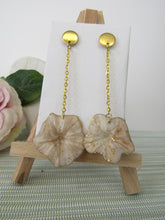 Induere - Polymer Clay Earring | Drop Flower Neutral Gold 5D