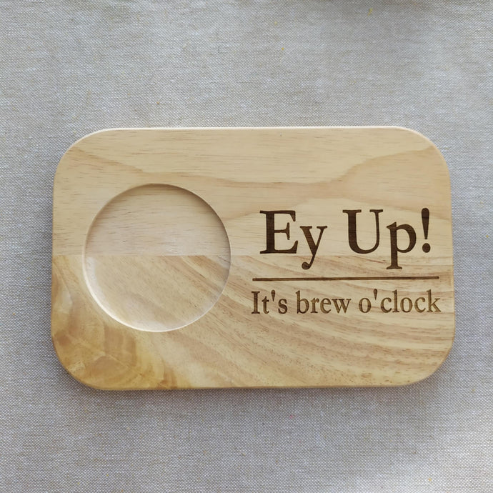 Engraved Wooden Biscuit Board – “Ey Up! It’s Brew O’clock”| Tea & Coffee Gift | Mug & Snack Holder