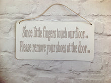Remove your shoes plaque - Fred And Bo