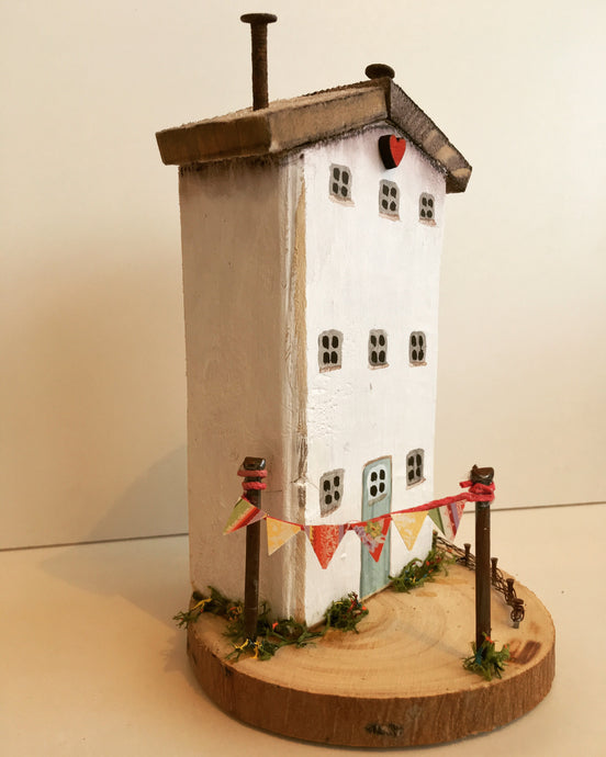 Tall house - Driftwood house #009 - Fred And Bo