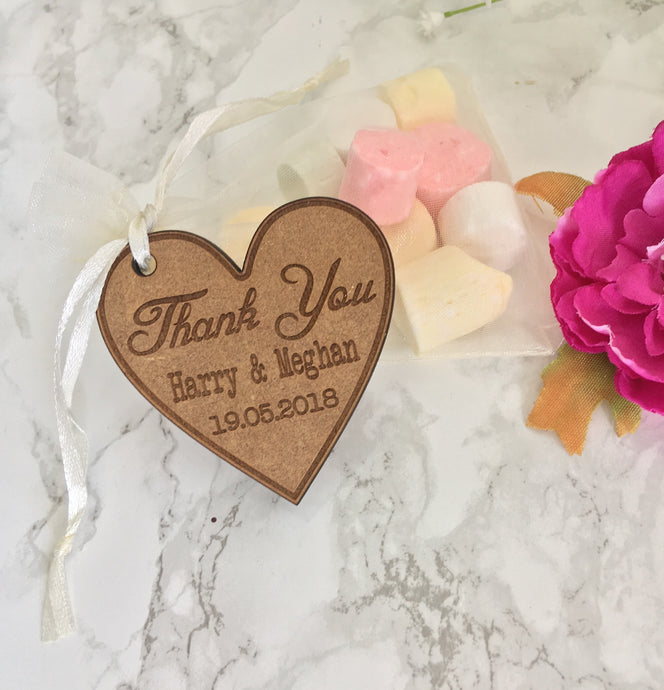 Wedding favour tag - heart with names and date - Wooden wedding - Fred And Bo