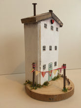 Tall house - Driftwood house #009 - Fred And Bo