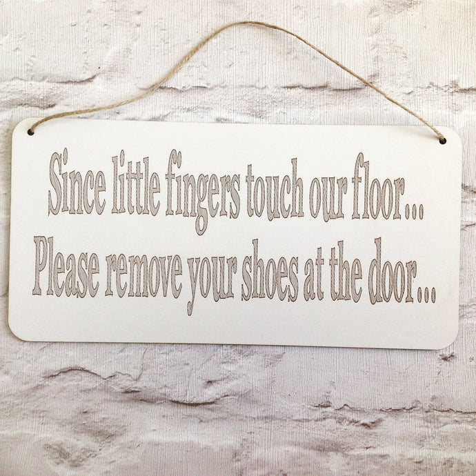 Remove your shoes plaque - Fred And Bo