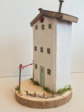 Tall house - Driftwood house #009 - Fred And Bo