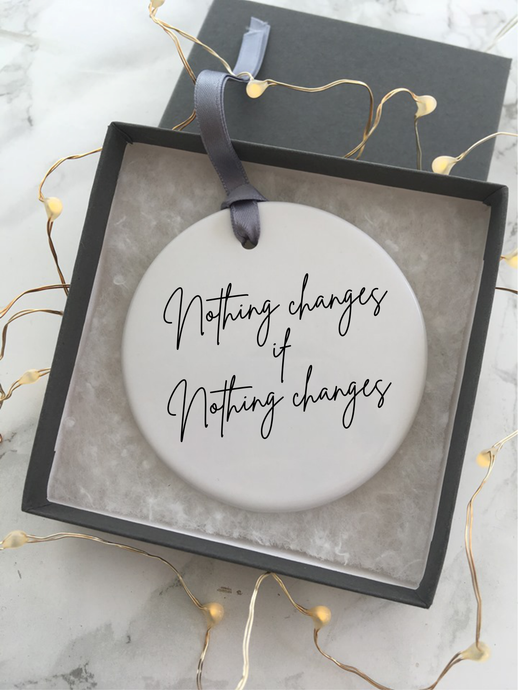 Positive mantra - Nothing changes if nothing changes - Ceramic Hanging Decoration - Fred And Bo